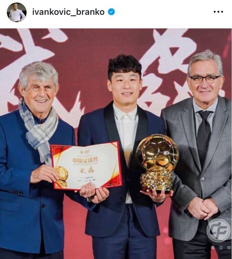  出席中國金球獎頒獎儀式，伊萬曬與武磊、米盧同框照片
