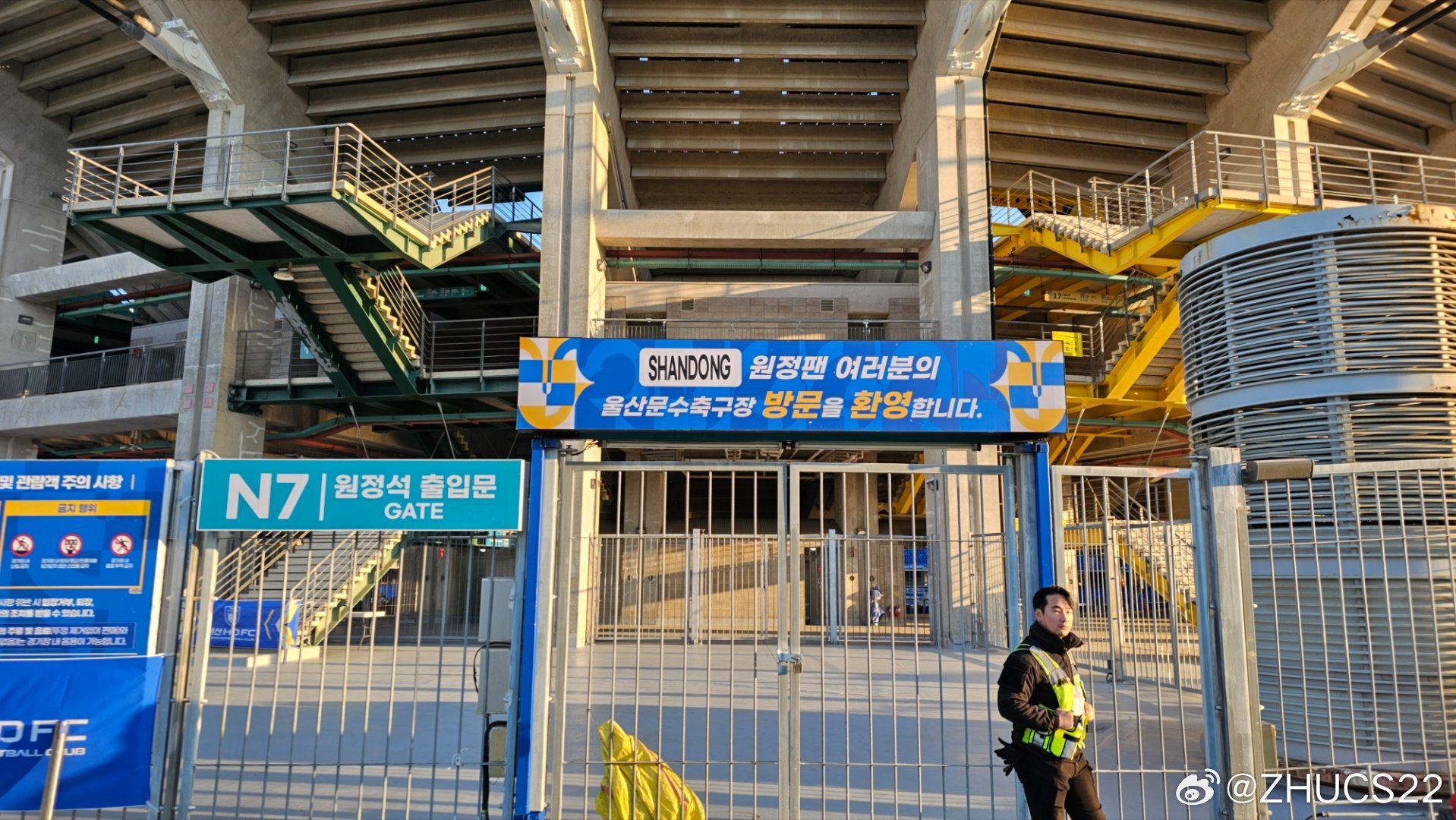 博主：蔚山現(xiàn)場工作人員、轉(zhuǎn)播車、安保在準(zhǔn)備撤場，場外一片安靜