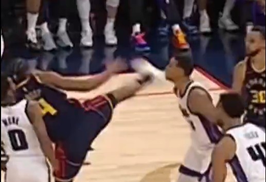  抬腳過高踢到了對(duì)手下巴！NBA官方：穆迪這一動(dòng)作被判1級(jí)惡犯