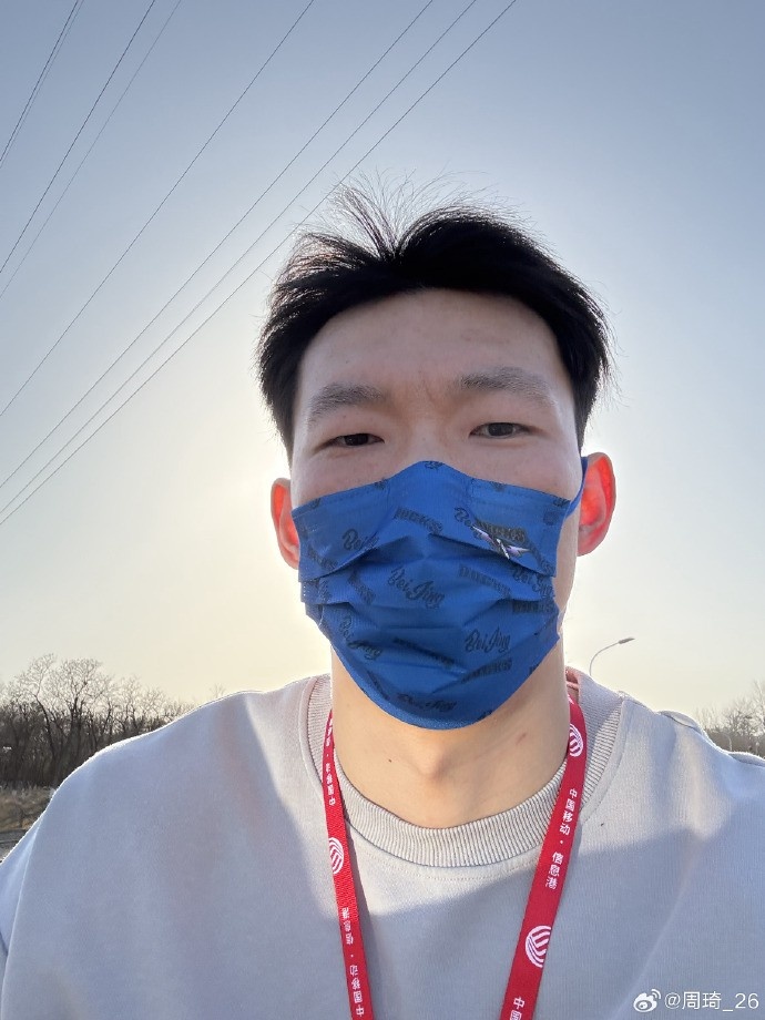  悠閑！周琦騎京牌電動車出行：太陽出來了 開京牌兜兜風(fēng)！