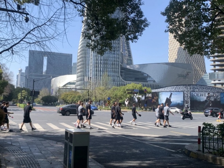  心態(tài)放松，有網(wǎng)友拍到澳大利亞隊(duì)早上在萬(wàn)象城citywalk