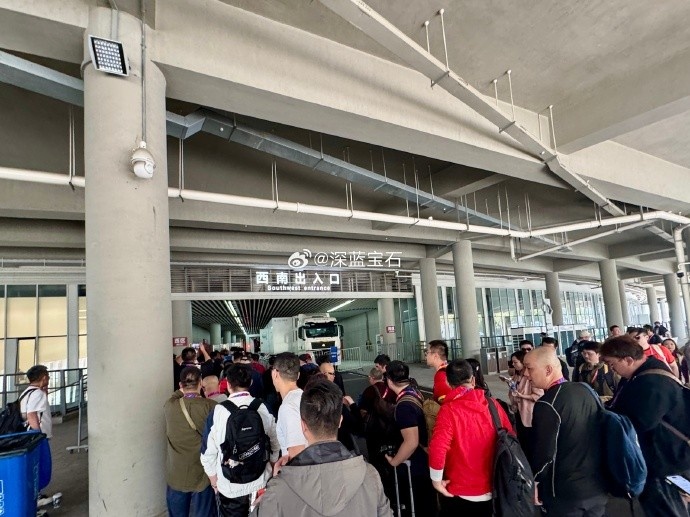 盛況空前！記者曬照：距離中澳之戰(zhàn)還有三小時(shí)，現(xiàn)場(chǎng)記者已超百名