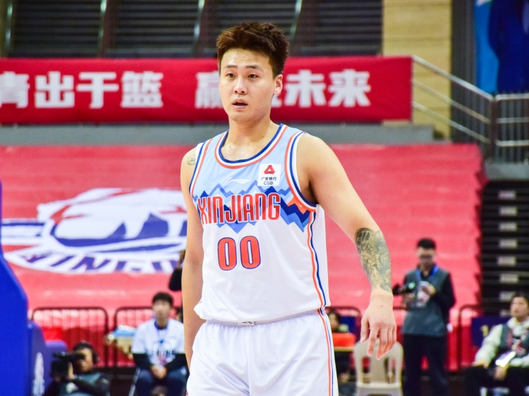  狀態(tài)不俗！趙睿半場(chǎng)9中4拿到15分5籃板