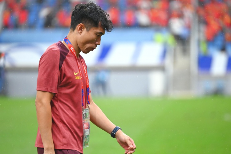  滬媒：單后腰讓國足防守承受更大壓力，若鄭智沒退役或能勝任