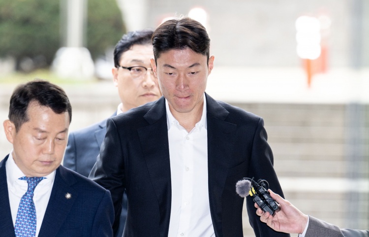  韓國(guó)國(guó)腳黃義助非法拍攝不雅視頻，一審被判有期徒刑1年緩刑2年！