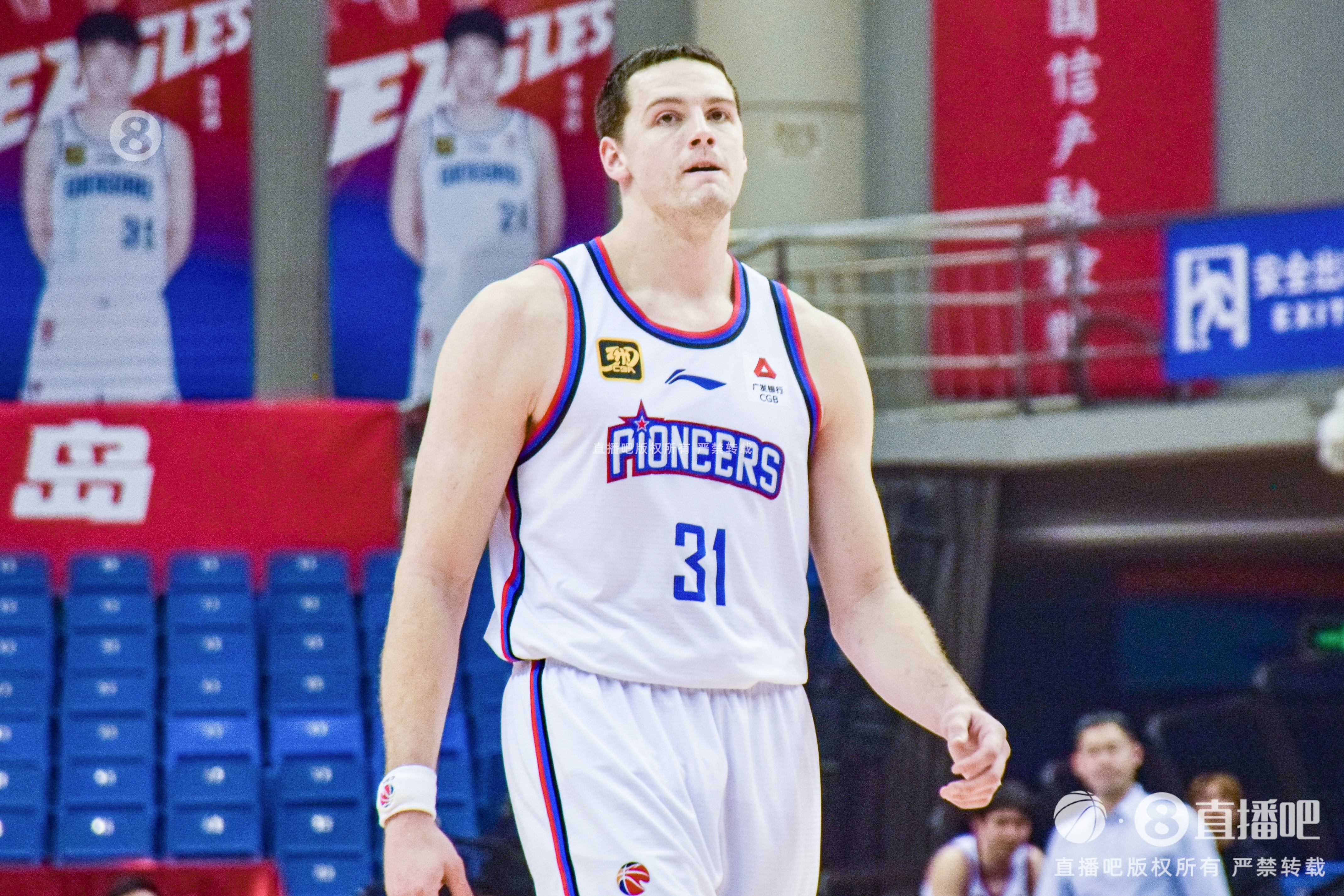  手感來遲了！大衛(wèi)-詹姆斯19中7&三分10中4拿到18分15籃板