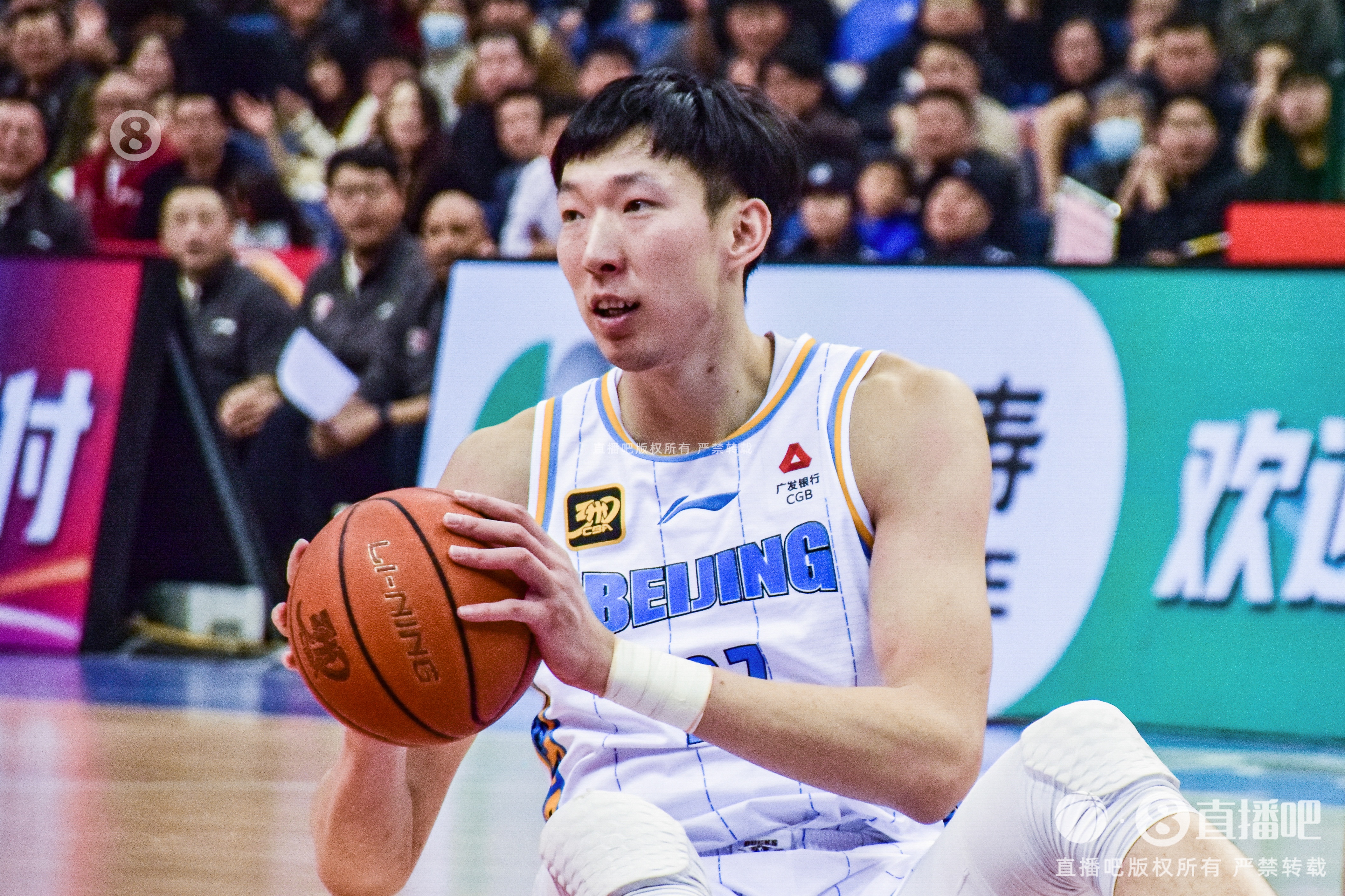  定海神針！周琦內(nèi)線攻防在線 半場6中5貢獻(xiàn)12分6籃板2蓋帽
